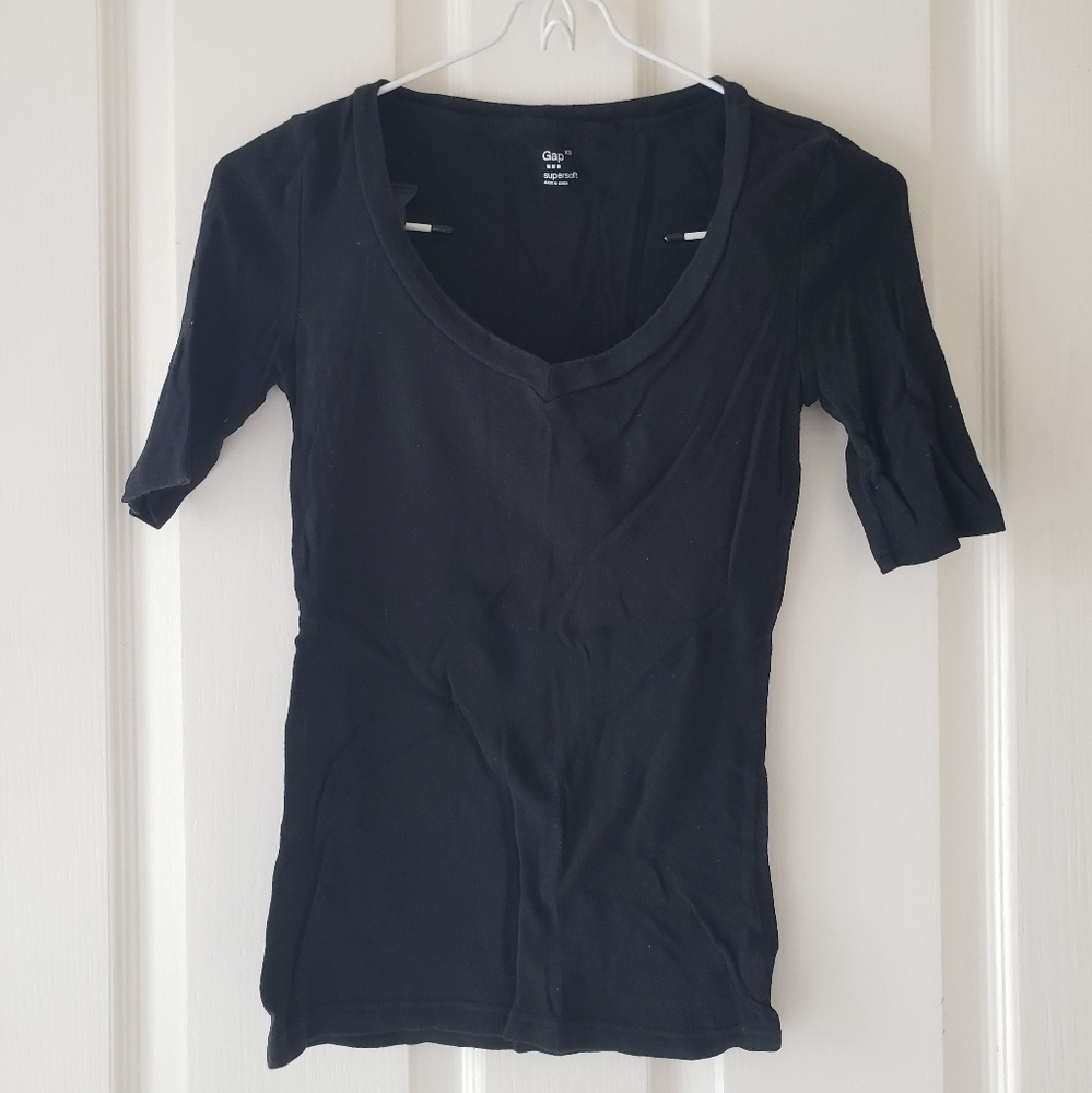 Black Gap half sleeve v-neck scoop top